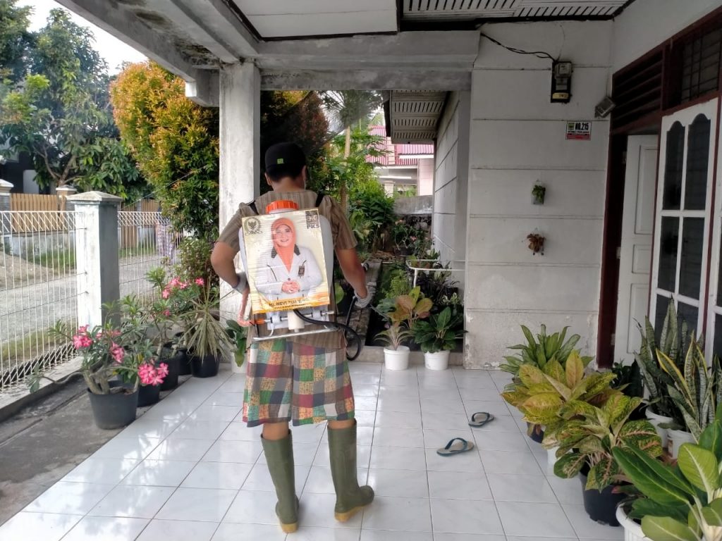 Hj. Nevi Zuairina Menyasar Ratusan Titik Untuk Membagi Sanitizer dan Memberi Disinfektan Mencegah Penyebaran Virus Corona