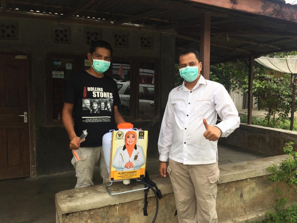 Hj. Nevi Zuairina Menyasar Ratusan Titik Untuk Membagi Sanitizer dan Memberi Disinfektan Mencegah Penyebaran Virus Corona