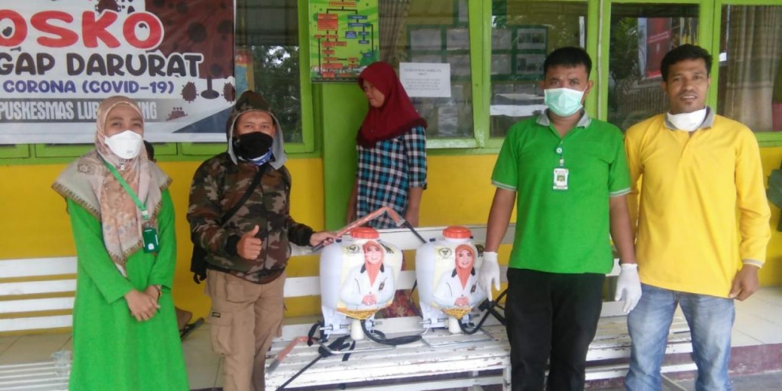 Hj. Nevi Zuairina Menyasar Ratusan Titik Untuk Membagi Sanitizer dan Memberi Disinfektan Mencegah Penyebaran Virus Corona
