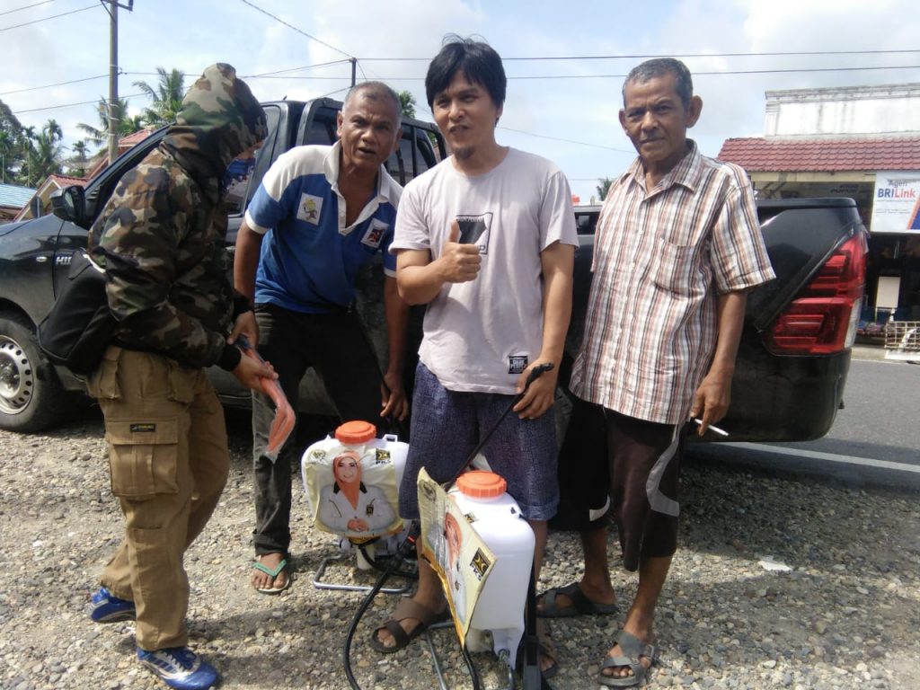 Hj. Nevi Zuairina Menyasar Ratusan Titik Untuk Membagi Sanitizer dan Memberi Disinfektan Mencegah Penyebaran Virus Corona