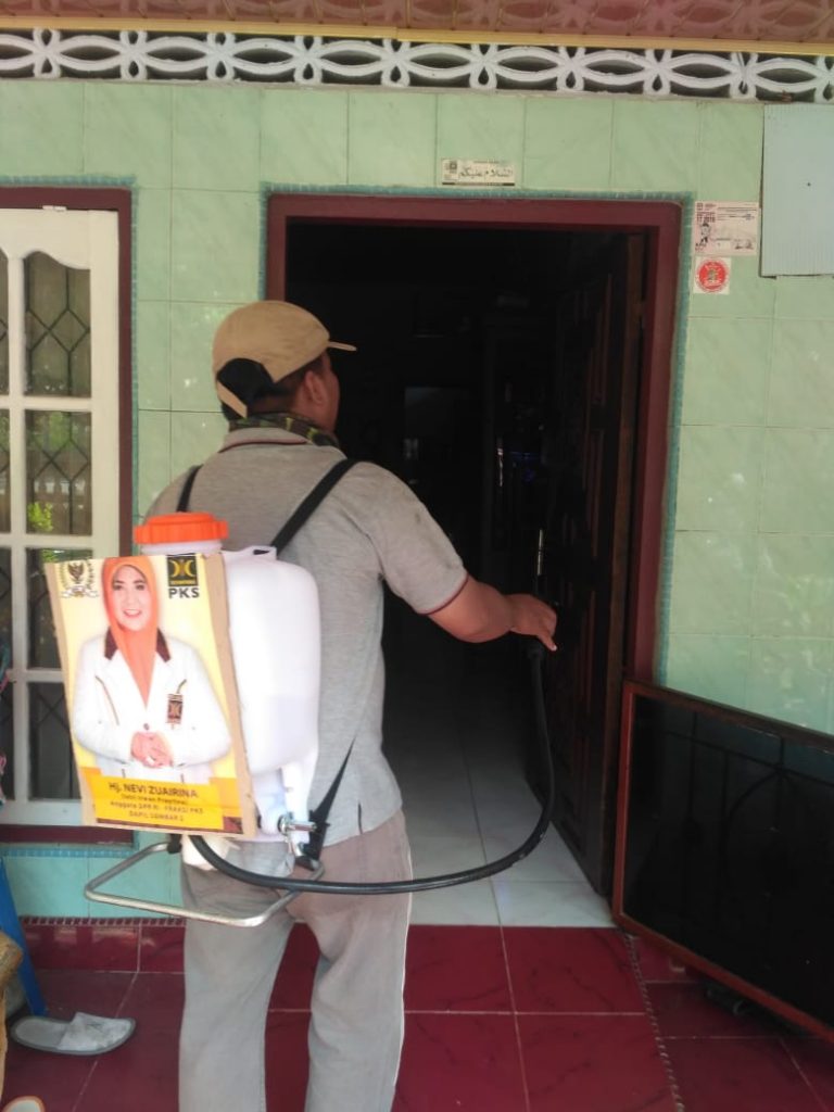 Hj. Nevi Zuairina Menyasar Ratusan Titik Untuk Membagi Sanitizer dan Memberi Disinfektan Mencegah Penyebaran Virus Corona