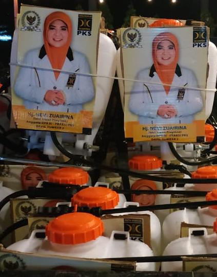 Hj. Nevi Zuairina Menyasar Ratusan Titik Untuk Membagi Sanitizer dan Memberi Disinfektan Mencegah Penyebaran Virus Corona