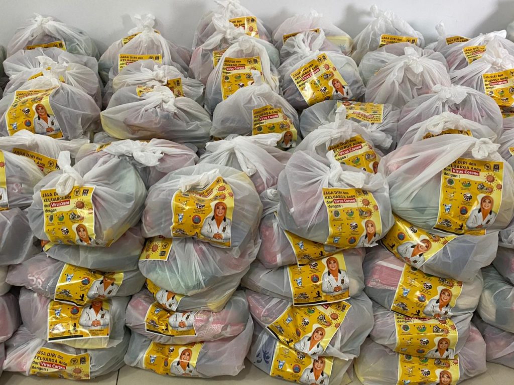 Hj Nevi Zuairina Menyalurkan Ribuan Paket Sembako, Nasi Kotak Hingga Sarung Tangan di Dapilnya
