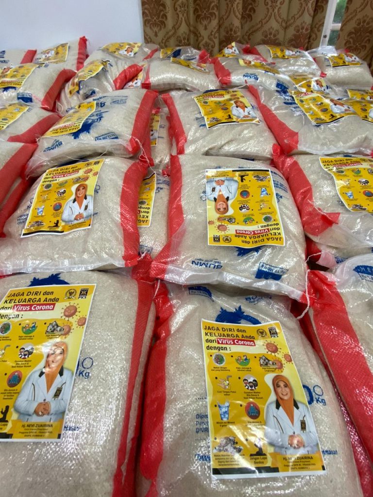 Hj Nevi Zuairina Menyalurkan Ribuan Paket Sembako, Nasi Kotak Hingga Sarung Tangan di Dapilnya