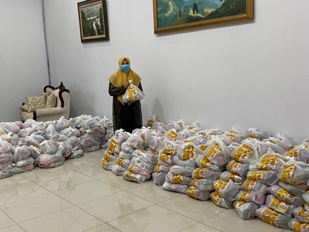 Hj Nevi Zuairina Menyalurkan Ribuan Paket Sembako, Nasi Kotak Hingga Sarung Tangan di Dapilnya