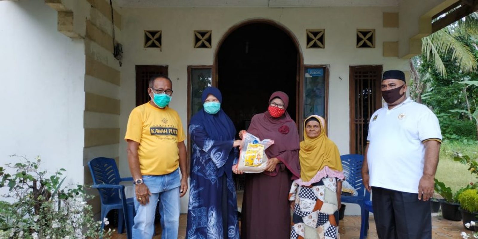 Ketua LKKS Sumatera Barat Menyalurkan Bantuan 1000 Kotak Susu Dari PT. Moosa Genetika Farmindo Kepada Masyarakat