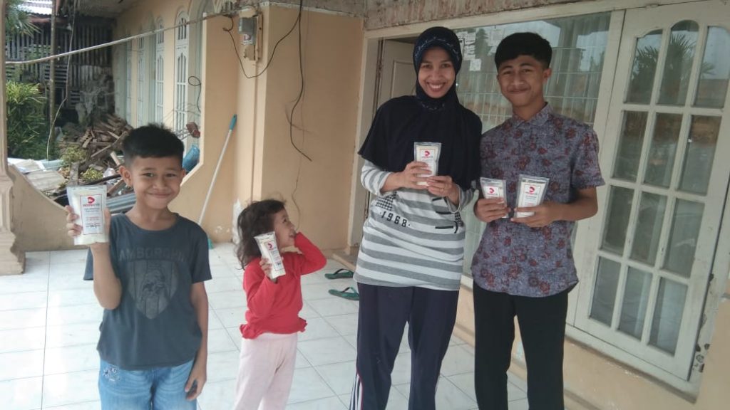 Ketua LKKS Sumatera Barat Menyalurkan Bantuan 1000 Kotak Susu Dari PT. Moosa Genetika Farmindo Kepada Masyarakat