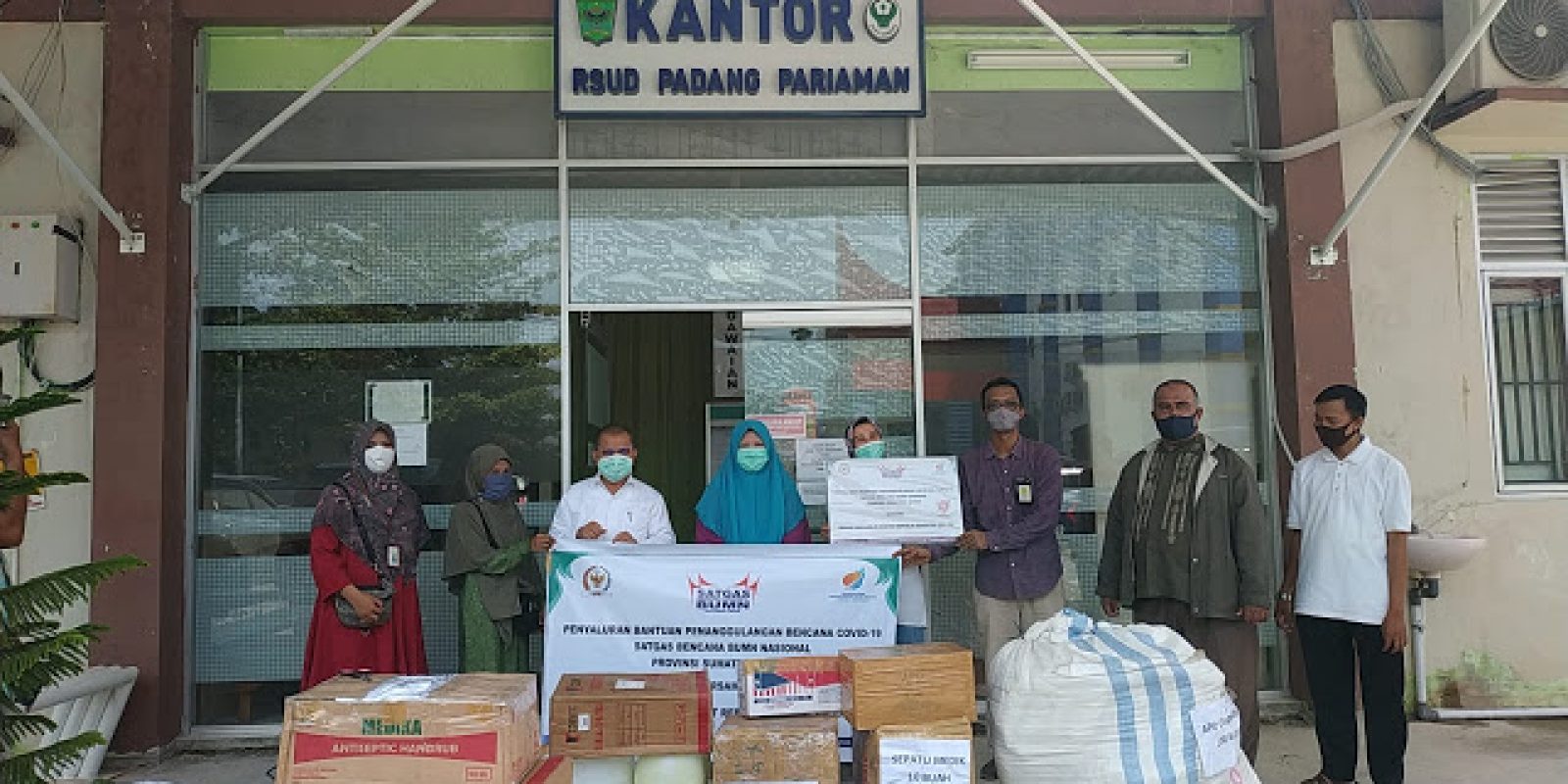 Bantuan APD Lengkap dari Hj. Nevi Zuairina di terima langsung oleh Bupati Padang Pariaman dan Walkota Pariaman
