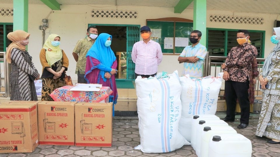Bantuan APD Lengkap dari Hj. Nevi Zuairina di terima langsung oleh Bupati Padang Pariaman dan Walkota Pariaman