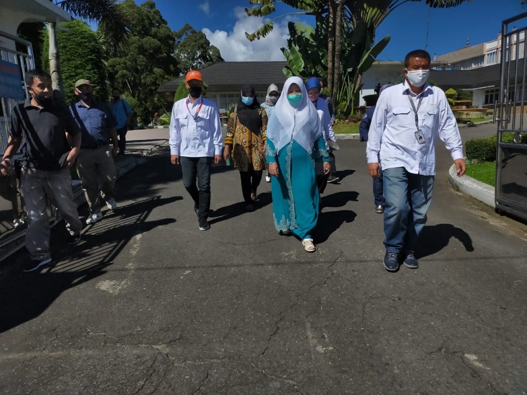 Hj. Nevi Zuairina bekerjasama dengan BUMN melaksanakan 2000 test SWAB di Padang dan Bukittinggi