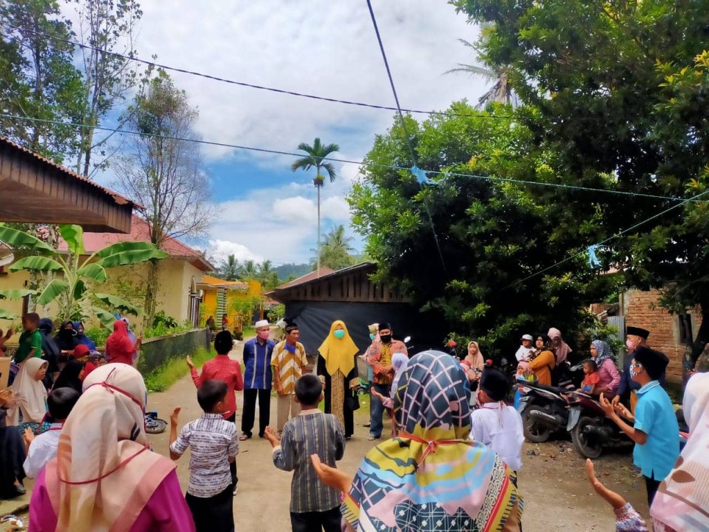 Nevi Zuairina Bertemu Warga Kecamatan Mungka kabupaten Limapuluh Kota, Berdialog dan Berbagi Sarung 100 Buah