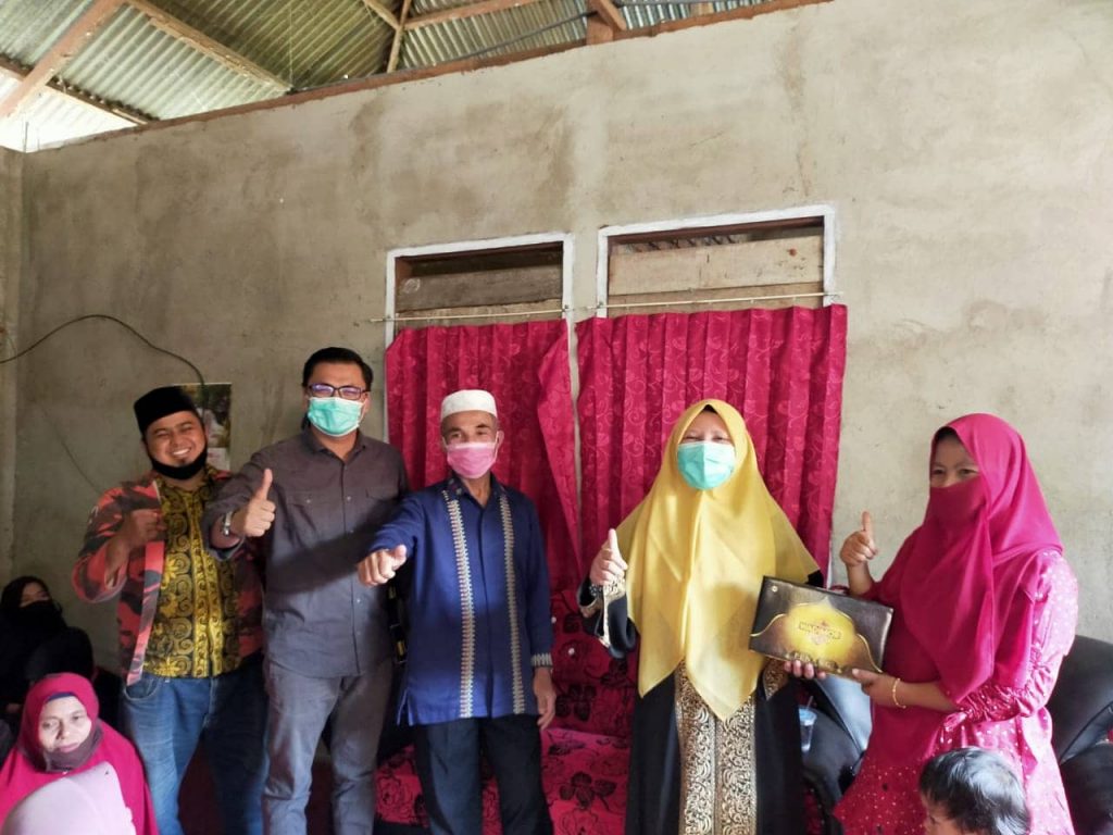 Nevi Zuairina Bertemu Warga Kecamatan Mungka kabupaten Limapuluh Kota, Berdialog dan Berbagi Sarung 100 Buah