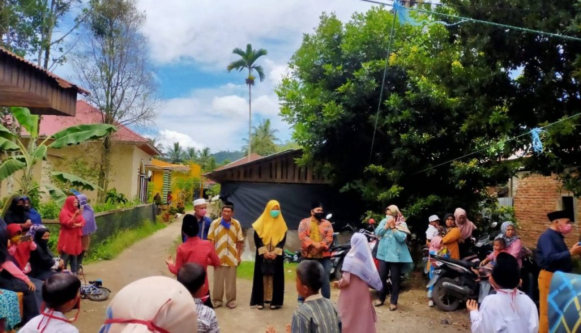 Nevi Zuairina Bertemu Warga Kecamatan Mungka kabupaten Limapuluh Kota, Berdialog dan Berbagi Sarung 100 Buah
