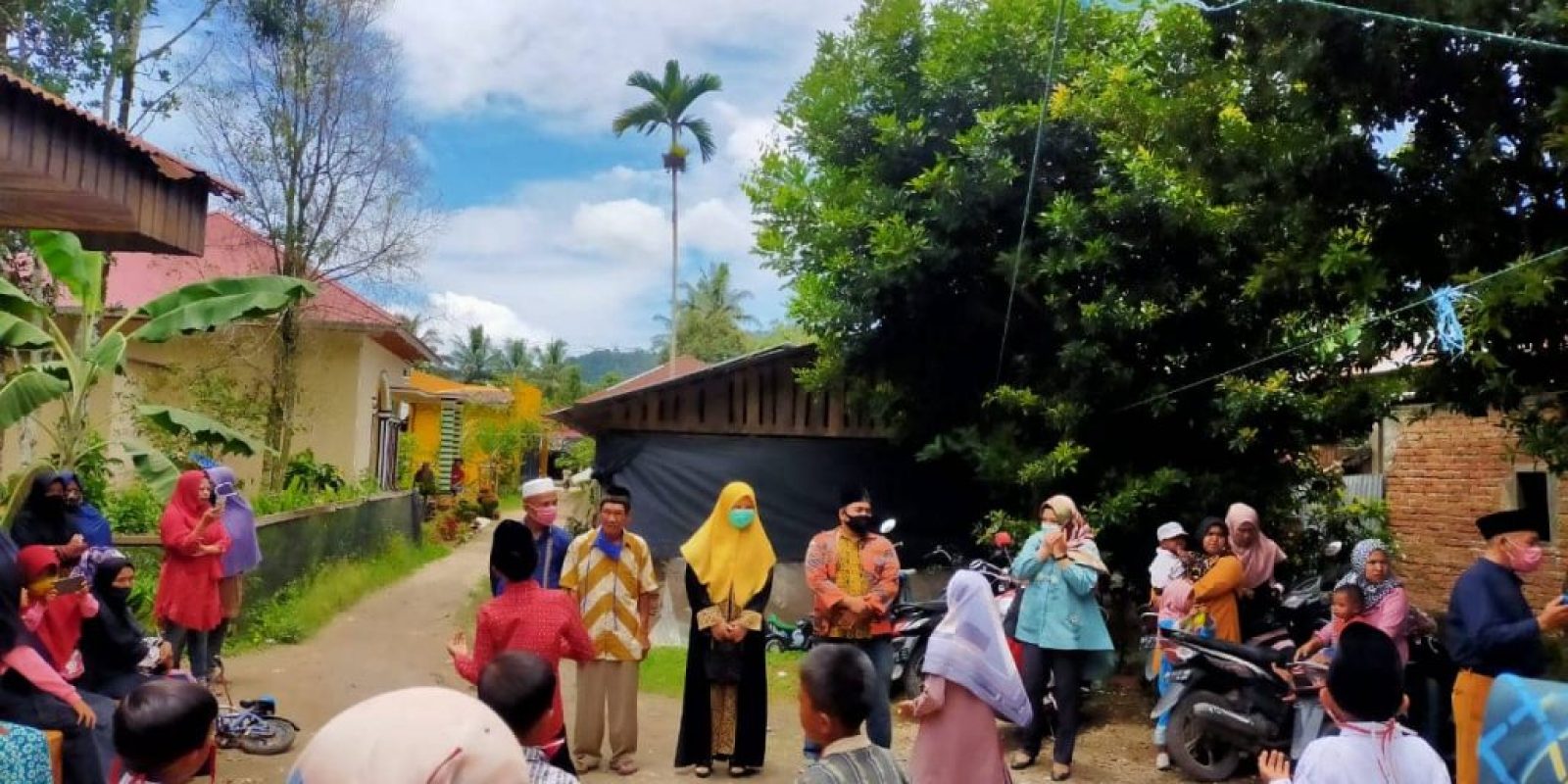 Nevi Zuairina Bertemu Warga Kecamatan Mungka kabupaten Limapuluh Kota, Berdialog dan Berbagi Sarung 100 Buah