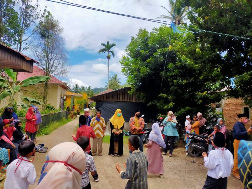 Nevi Zuairina Bertemu Warga Kecamatan Mungka kabupaten Limapuluh Kota, Berdialog dan Berbagi Sarung 100 Buah