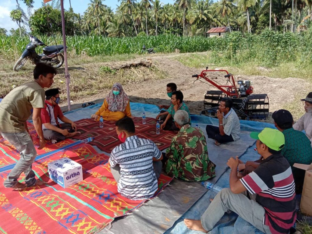 Nevi Zuairina Menyalurkan Bantuan Alat Mesin Pertanian di Kabupaten Pasaman