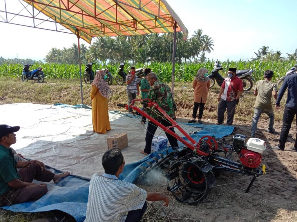 Nevi Zuairina Menyalurkan Bantuan Alat Mesin Pertanian di Kabupaten Pasaman