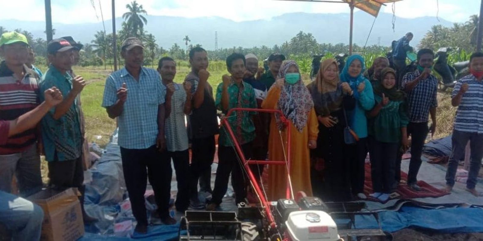 Nevi Zuairina Menyalurkan Bantuan Alat Mesin Pertanian di Kabupaten Pasaman