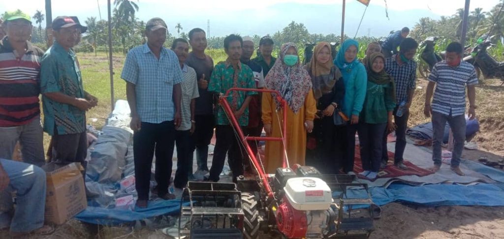 Nevi Zuairina Menyalurkan Bantuan Alat Mesin Pertanian di Kabupaten Pasaman
