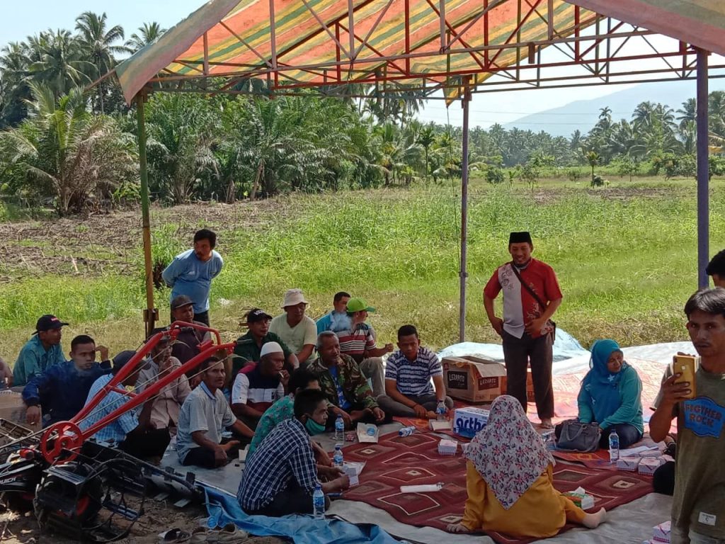 Nevi Zuairina Menyalurkan Bantuan Alat Mesin Pertanian di Kabupaten Pasaman