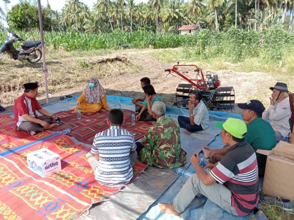 Nevi Zuairina Menyalurkan Bantuan Alat Mesin Pertanian di Kabupaten Pasaman