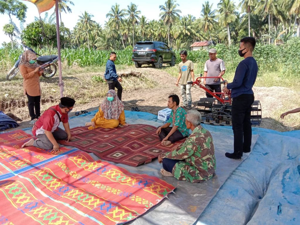 Nevi Zuairina Menyalurkan Bantuan Alat Mesin Pertanian di Kabupaten Pasaman