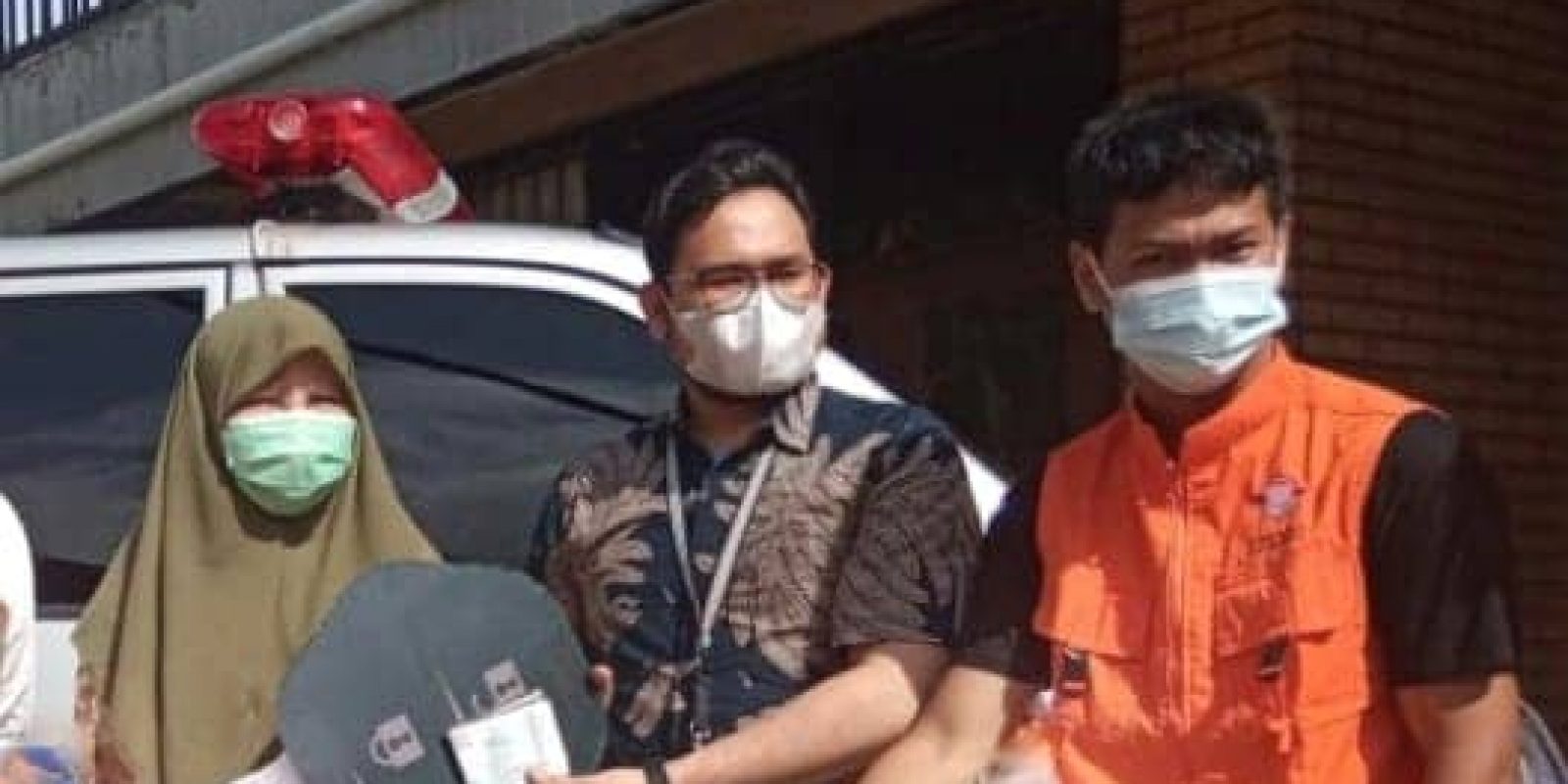 Nevi Zuairina Serahkan Ambulan Kepada Relawan Indonesia Untuk Kebutuhan Masyarakat