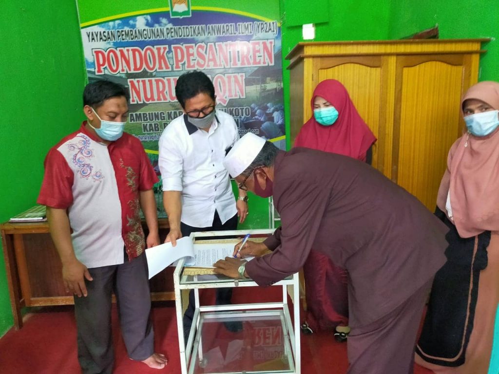 Nevi Zuairina Serahkan Bantuan untuk Kemajuan Pesantren di Padang Pariaman dan Pasaman