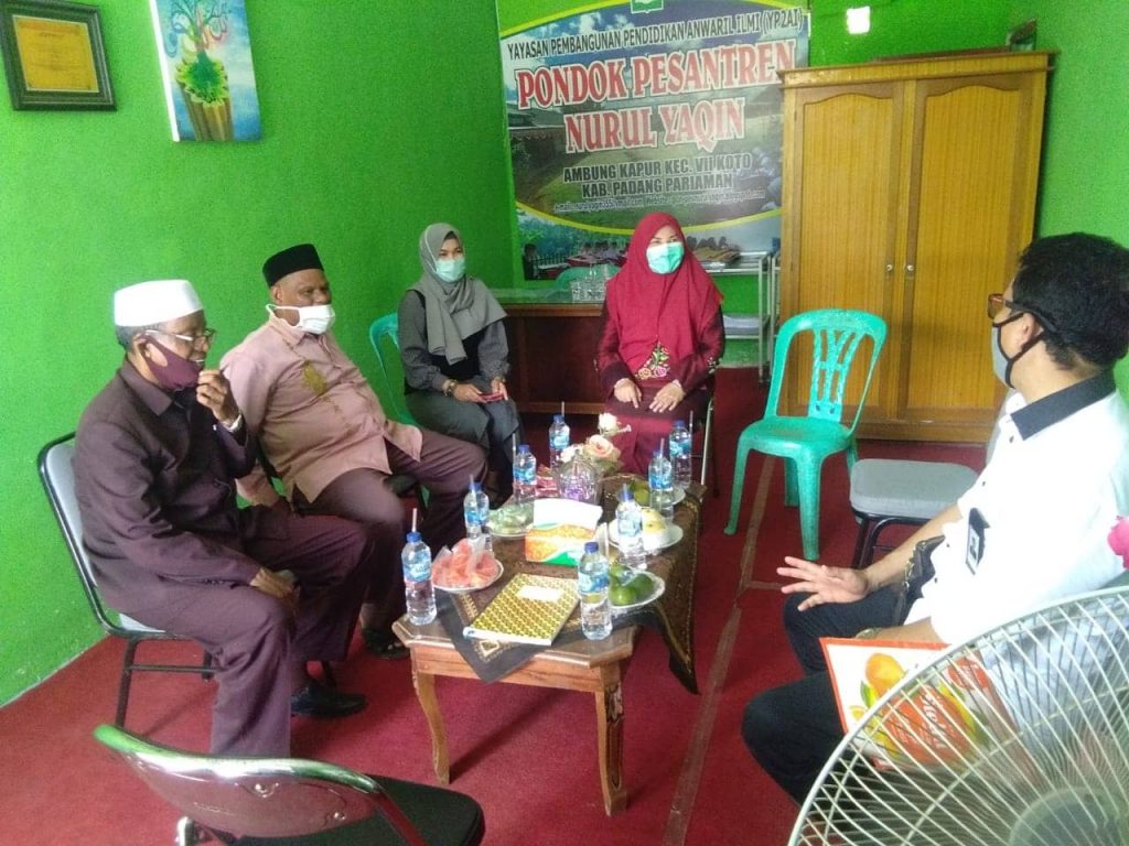 Nevi Zuairina Serahkan Bantuan untuk Kemajuan Pesantren di Padang Pariaman dan Pasaman