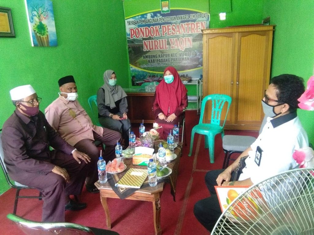 Nevi Zuairina Serahkan Bantuan untuk Kemajuan Pesantren di Padang Pariaman dan Pasaman