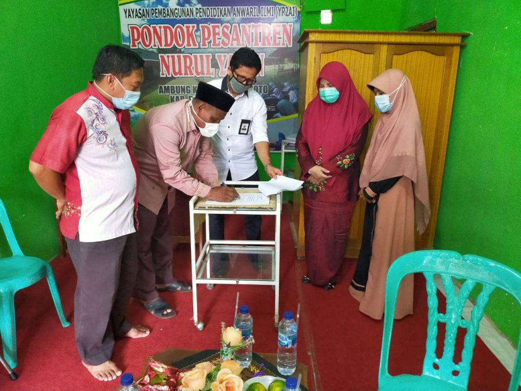 Nevi Zuairina Serahkan Bantuan untuk Kemajuan Pesantren di Padang Pariaman dan Pasaman