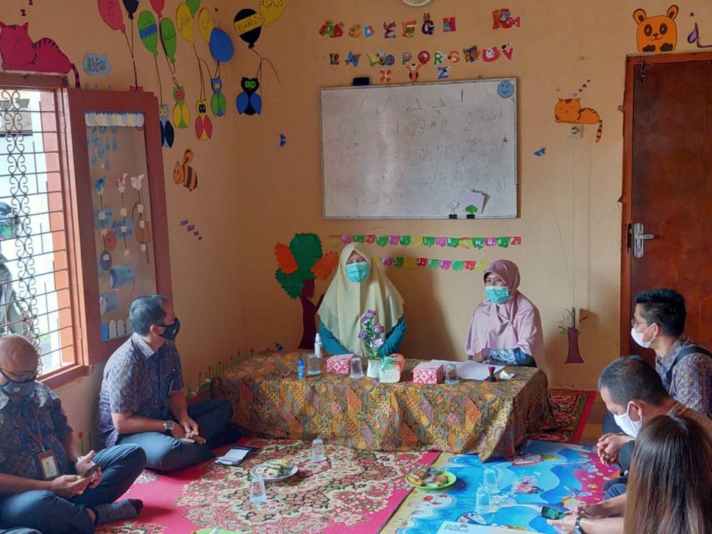 Hj. Nevi Zuairina Serahkan Bantuan Untuk Pondok Pesantren dan Rumah Qur'an
