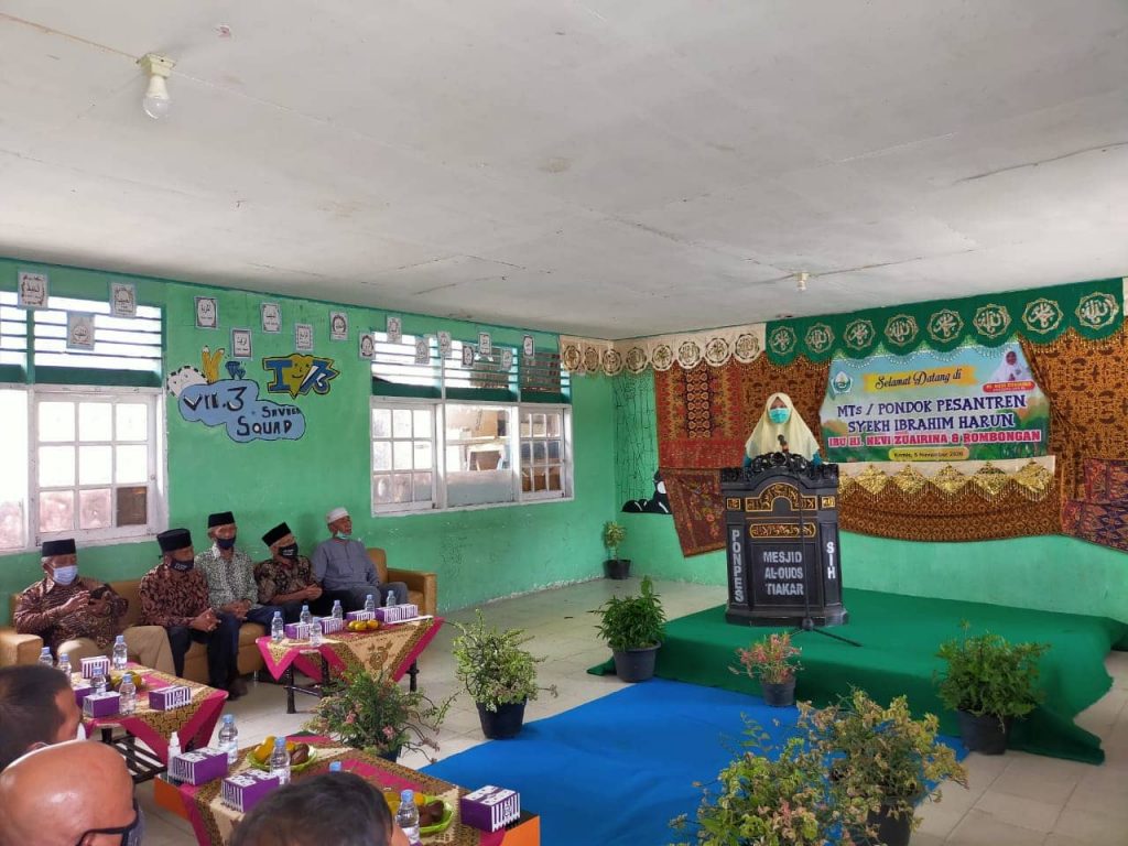Hj. Nevi Zuairina Serahkan Bantuan Untuk Pondok Pesantren dan Rumah Qur'an