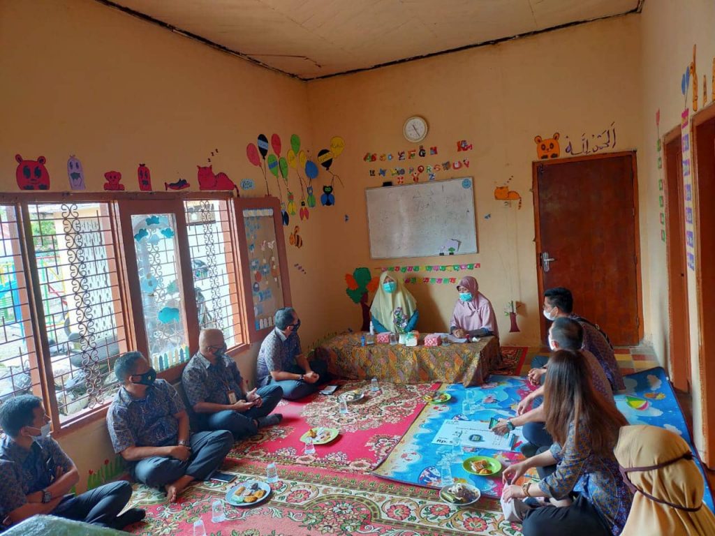 Hj. Nevi Zuairina Serahkan Bantuan Untuk Pondok Pesantren dan Rumah Qur'an