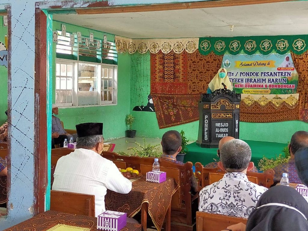 Hj. Nevi Zuairina Serahkan Bantuan Untuk Pondok Pesantren dan Rumah Qur'an