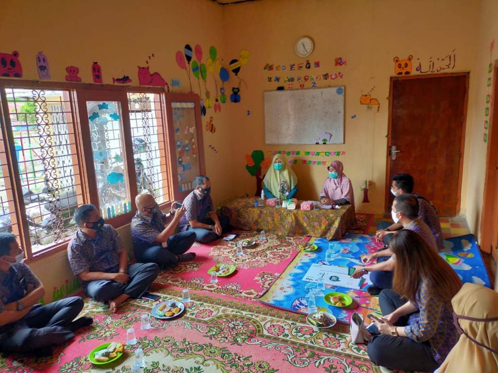 Hj. Nevi Zuairina Serahkan Bantuan Untuk Pondok Pesantren dan Rumah Qur'an