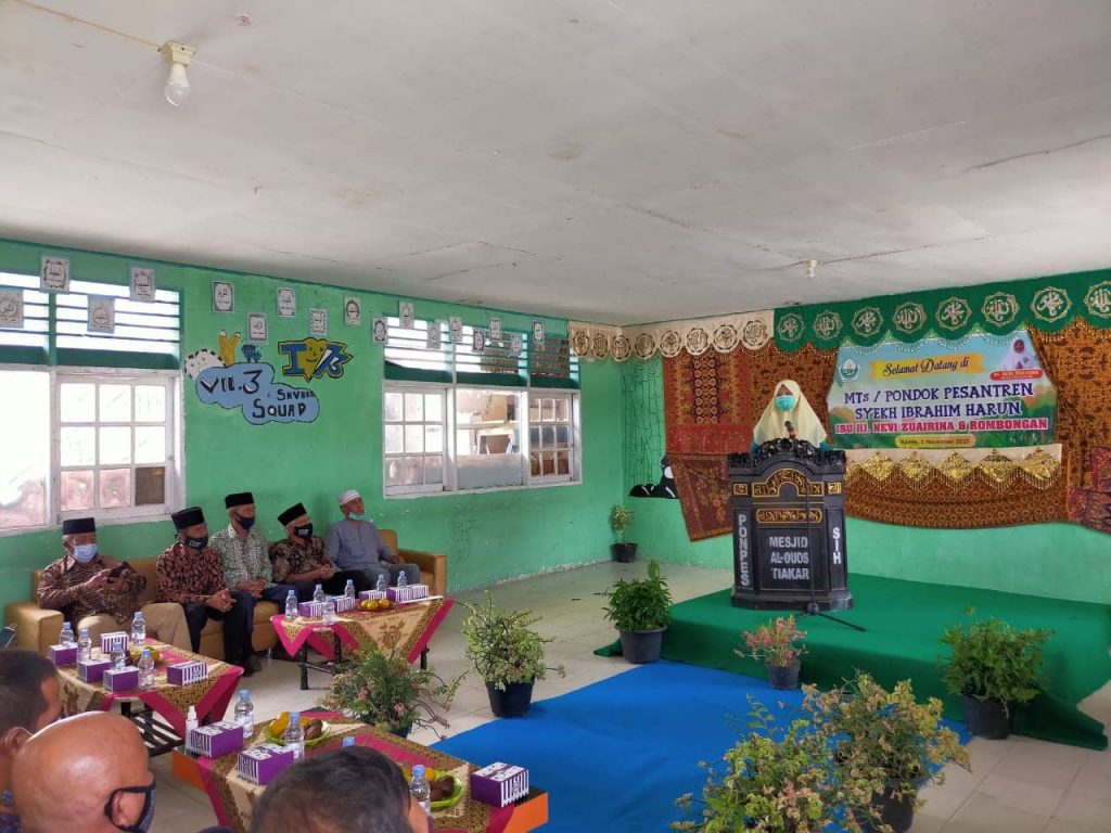 Hj. Nevi Zuairina Serahkan Bantuan Untuk Pondok Pesantren dan Rumah Qur'an