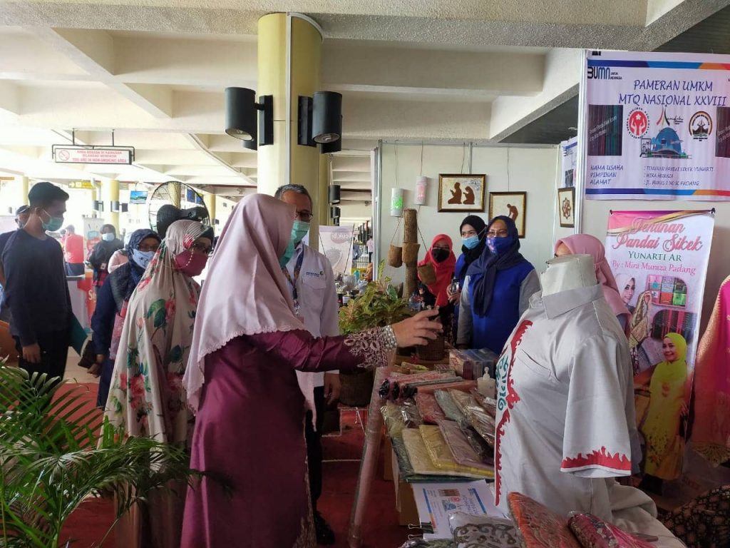 Nevi Zuairina Membuka Pameran UMKM di BIM Untuk Memeriahkan MTQ Nasional di Sumbar