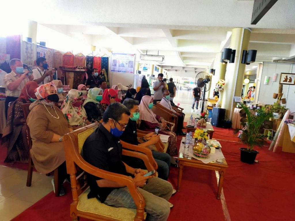 Nevi Zuairina Membuka Pameran UMKM di BIM Untuk Memeriahkan MTQ Nasional di Sumbar