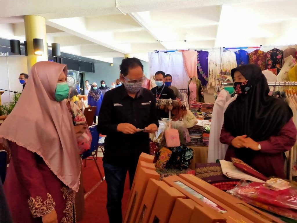 Nevi Zuairina Membuka Pameran UMKM di BIM Untuk Memeriahkan MTQ Nasional di Sumbar