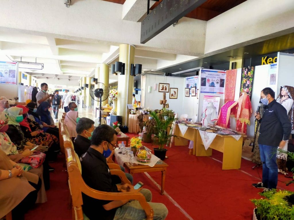 Nevi Zuairina Membuka Pameran UMKM di BIM Untuk Memeriahkan MTQ Nasional di Sumbar
