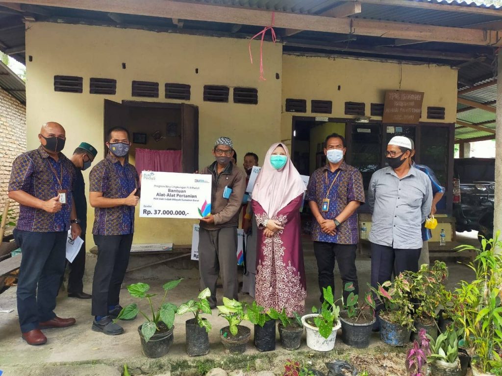 Nevi Zuairina Serahkan Alat Mesin Pertanian untuk Lima Kelompok Tani di Kabupaten Pasaman