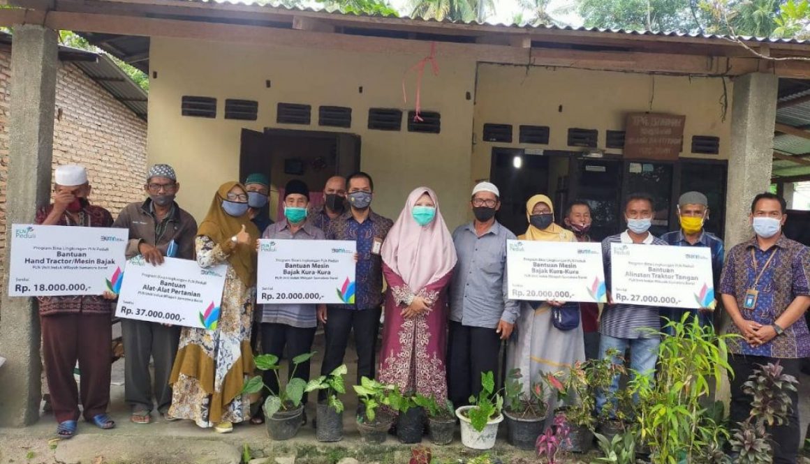 Nevi Zuairina Serahkan Alat Mesin Pertanian untuk Lima Kelompok Tani di Kabupaten Pasaman