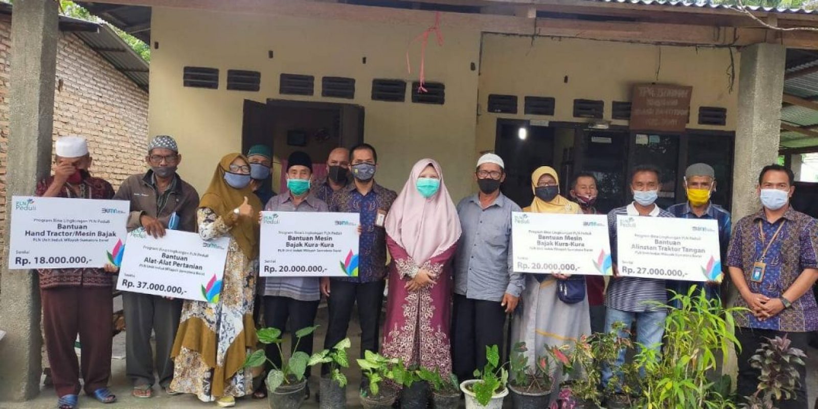 Nevi Zuairina Serahkan Alat Mesin Pertanian untuk Lima Kelompok Tani di Kabupaten Pasaman