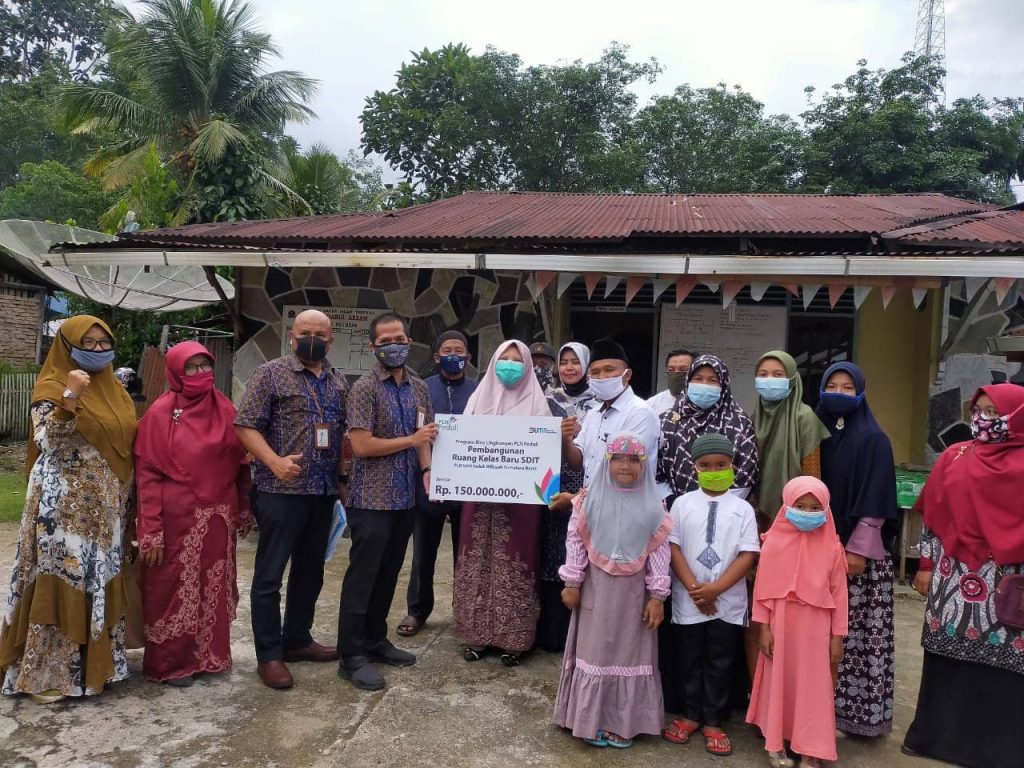 Nevi Zuairina Serahkan Alat Mesin Pertanian untuk Lima Kelompok Tani di Kabupaten Pasaman
