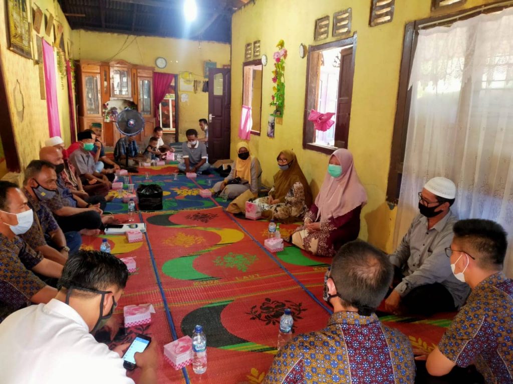 Nevi Zuairina Serahkan Alat Mesin Pertanian untuk Lima Kelompok Tani di Kabupaten Pasaman