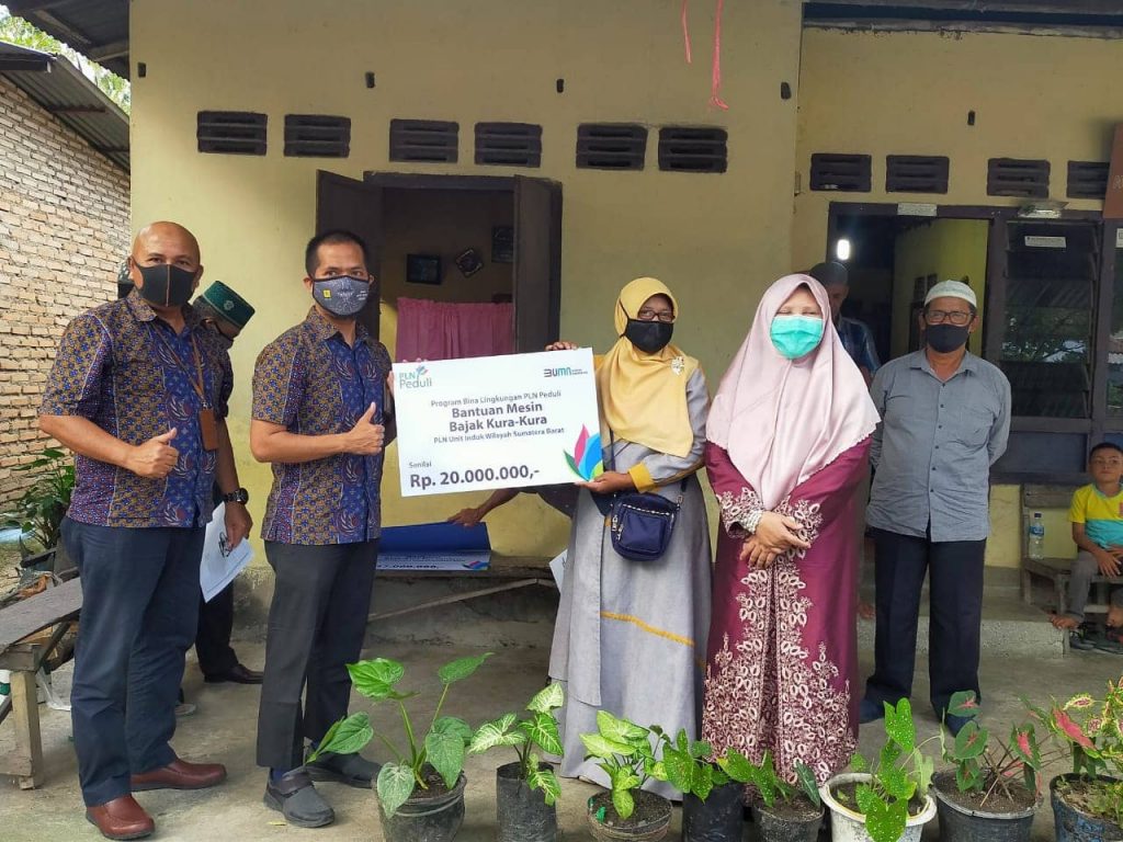 Nevi Zuairina Serahkan Alat Mesin Pertanian untuk Lima Kelompok Tani di Kabupaten Pasaman