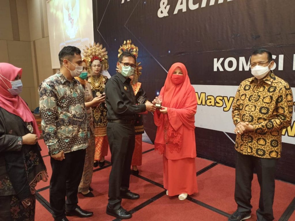 Nevi Zuairina Terima Penghargaan Achievement Motivation Person Award 2020