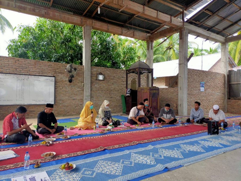 Nevi Zuairina Menyerahkan Bantuan Pembangunan Renovasi Panti Asuhan Aisyiyah dan Masjid Al Ikhlas Sopan Saiyo