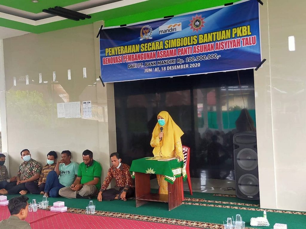 Nevi Zuairina Menyerahkan Bantuan Pembangunan Renovasi Panti Asuhan Aisyiyah dan Masjid Al Ikhlas Sopan Saiyo